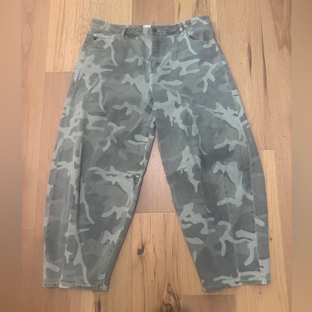 KanCan Camo Barrel Leg Jeans Size 15/31 High Rise Relaxed Fit